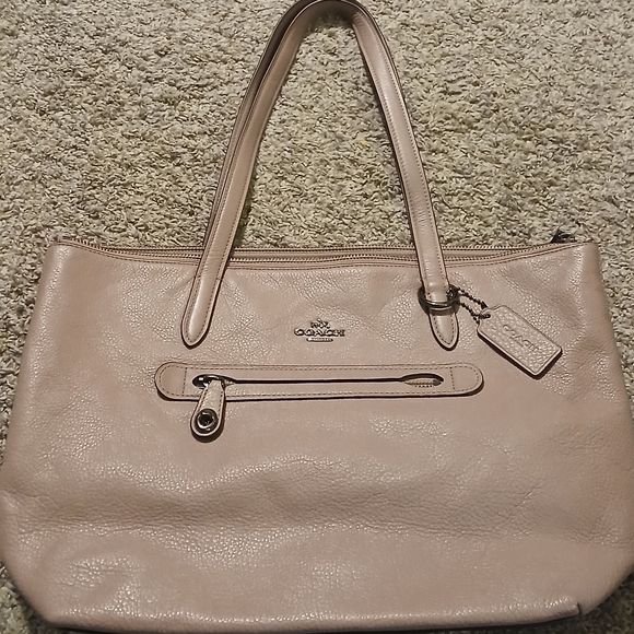 👜 Coach Light Pink Pebbled Leather Tote | Gunmetal Hardware - Picture 7 of 8